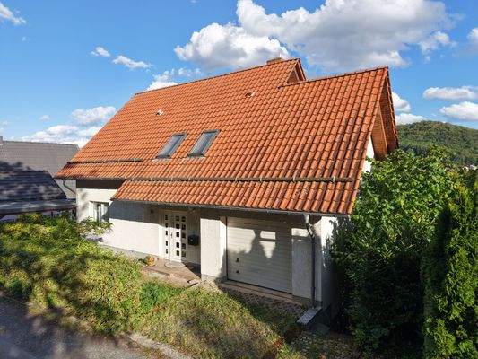 Straßenansicht mit Garage