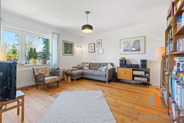 Blick ins Wohnzimmer mit großer Fensterfront