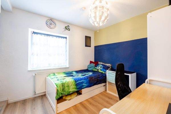 Kinderzimmer mit Treppe ins Dachgeschoss