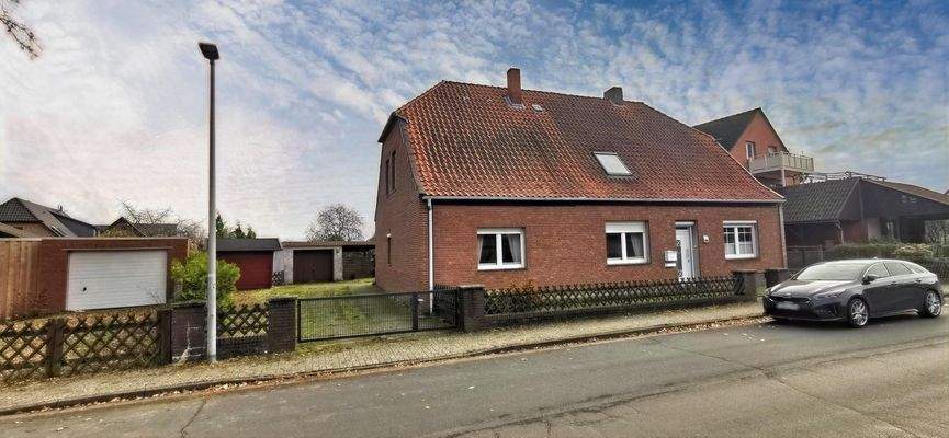 Straßenseite Vorderhaus /Zufahrt