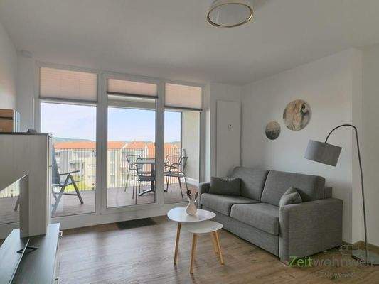 Wohnzimmer mit überdachtem Balkon