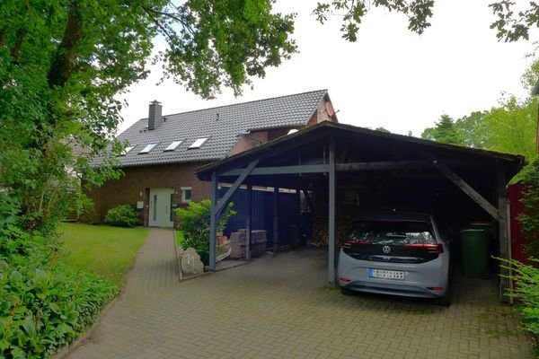 Front mit Carport