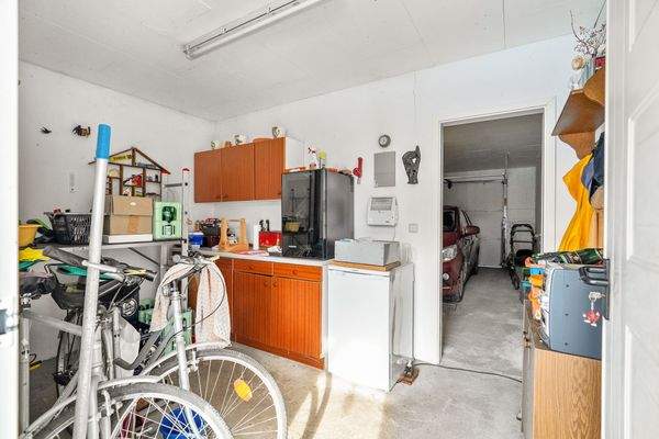 Abstellraum und hausseitige Garage