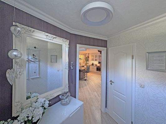 Eingangsbereich mit Blick in den Wohn-Essbereich