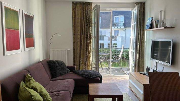 Wohnzimmer mit Blick auf Balkon