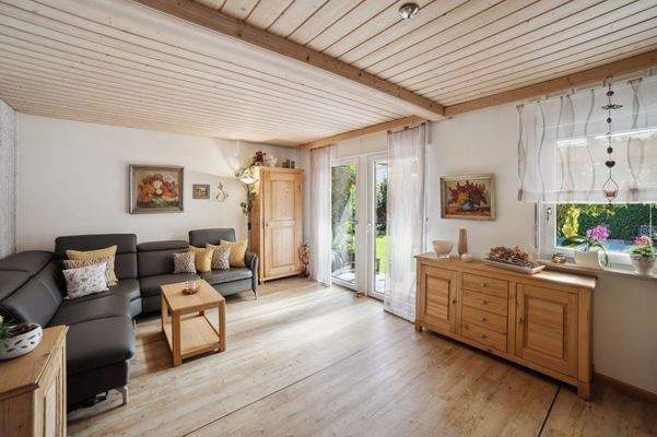 Wohnzimmer mit Ausgang in den Garten