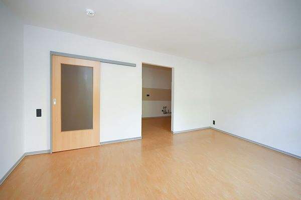 Wohnzimmer mit Blick in die Küche