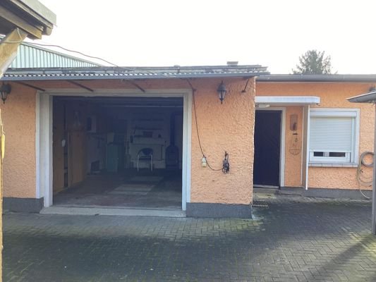 Garage mit Nebengelass