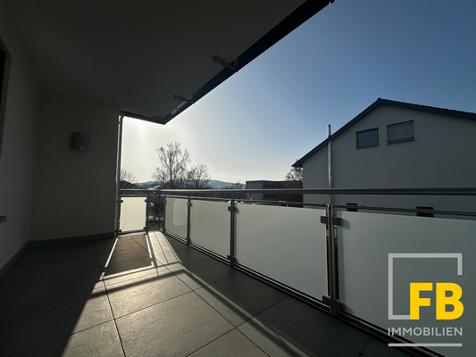 Großzügiger sonniger Balkon