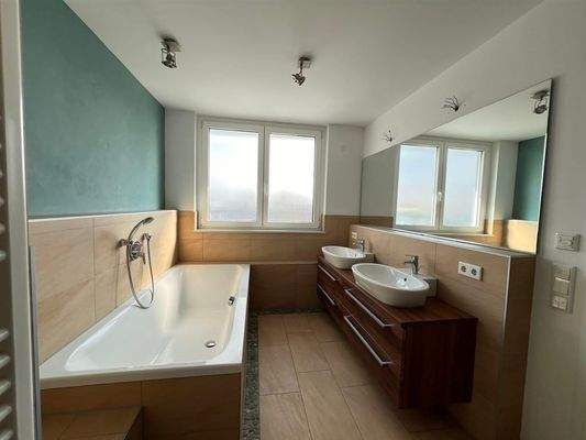 ansprechend gestaltetes  Bad mit Badewanne