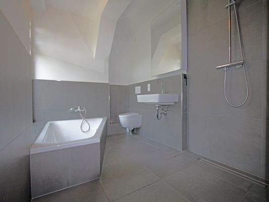 Bad mit Badewanne und Dusche