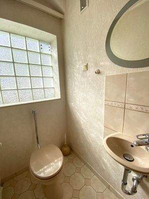 EG_Gäste_WC_mit Waschbecken.JPG