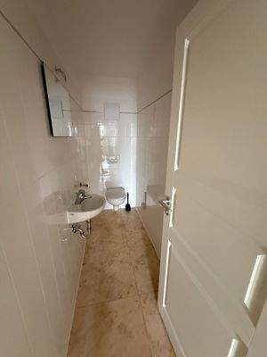 Toilette mit Waschbecken