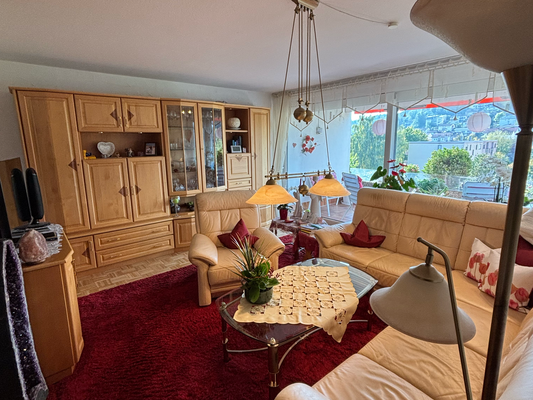 Wohnzimmer mit Zugang zum Balkon