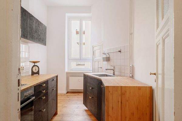 Vollausgestattete Küche mit angeschlossenem Hauswirtschaftsraum