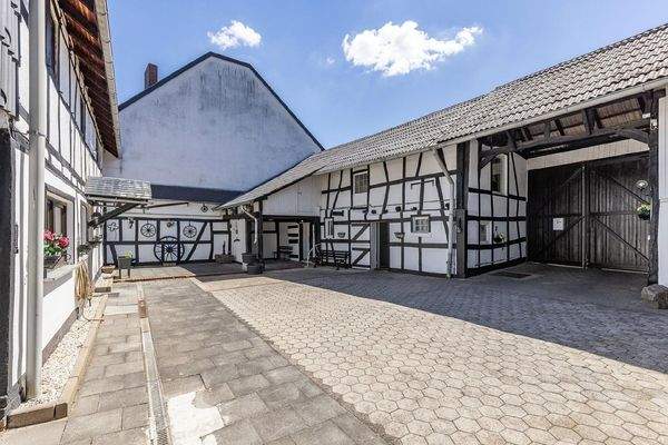 Innenhof + Stallungen (Haus 2)