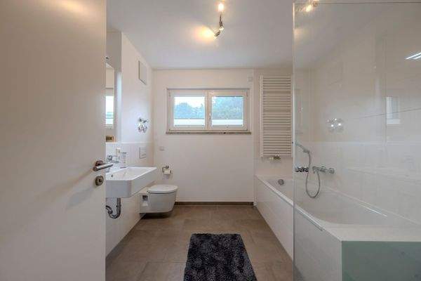 Das moderne Tageslichtbadezimmer