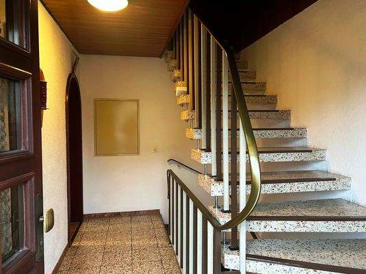 6 Eingangsbereich und Treppenhaus.jpg