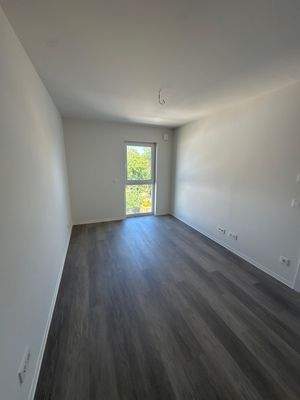 Leerer Raum mit Fenster