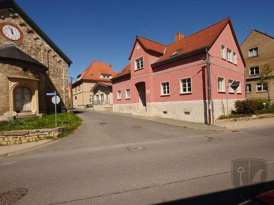  [*] Massives HAUS auf Quadersockel