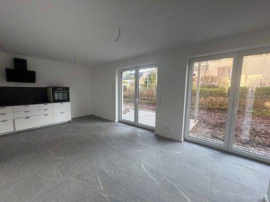 eigene Terrasse und kleine Grünfläche