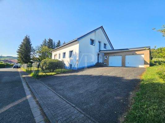 Zugang zum Haus und Garagen