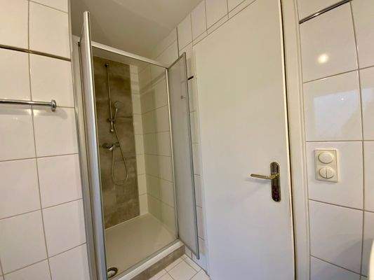 Dusche im Badezimmer