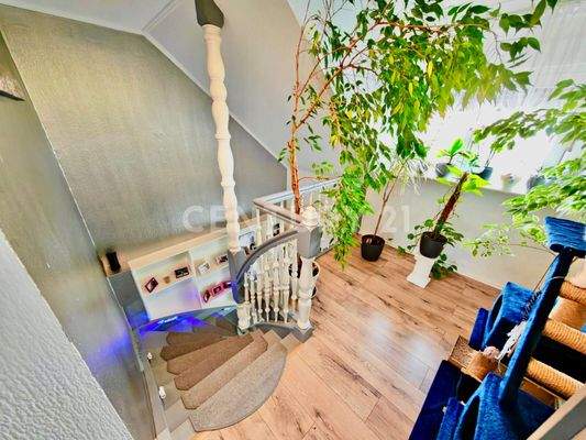 helles Treppenhaus mit toller Treppe