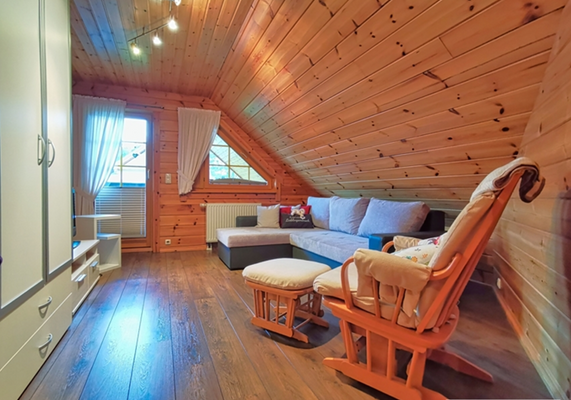 Zimmer mit Balkonzugang