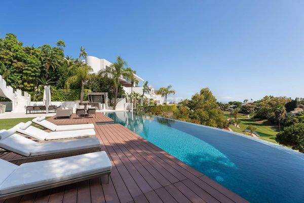 Sea View House with a Spa in Benahavis Malaga