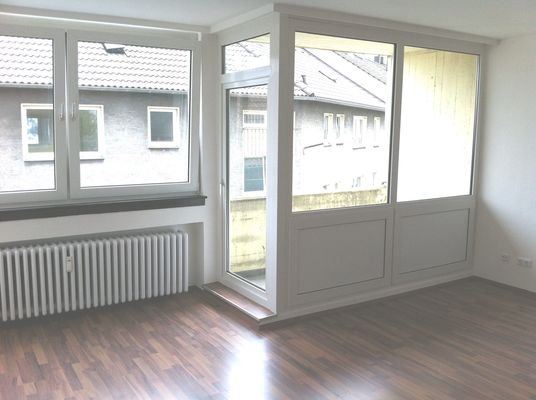 Musterbild Wohnzimmer mit Balkon