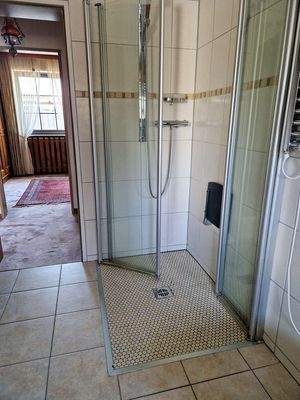 bodengleiche Dusche mit wegklappbaren Glastüren