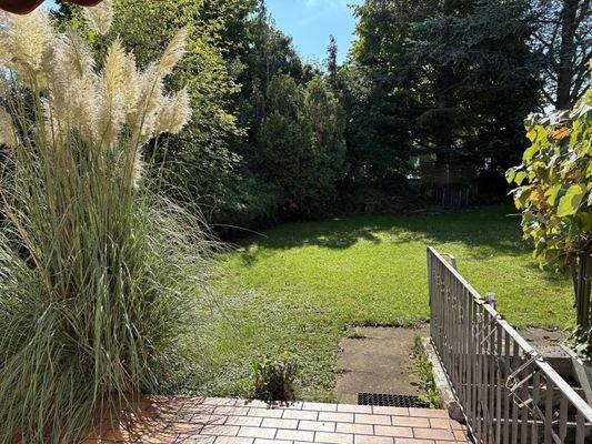 Ausblick von der Terrasse in den Garten