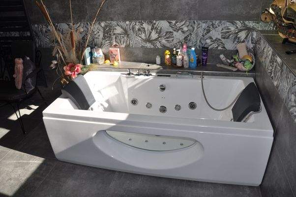 Badezimmer mit Wanne