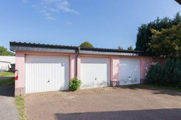 Garagen der Hausnummer 2b