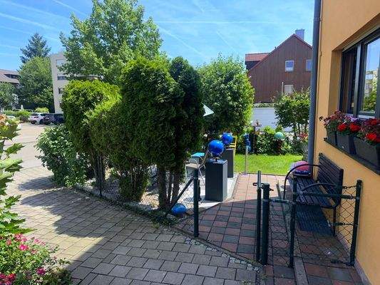 Vorgarten mit Terrasse