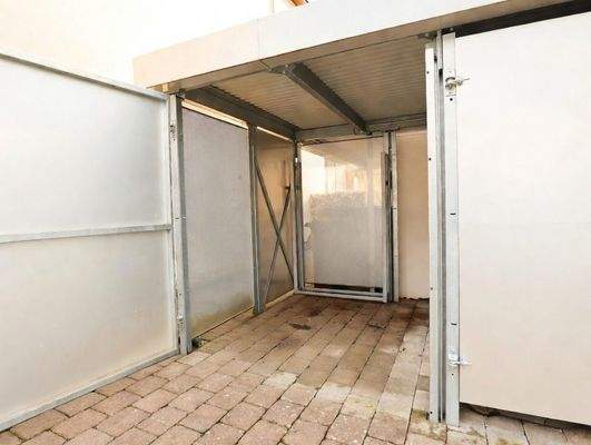 Stauraum vor dem Haus 