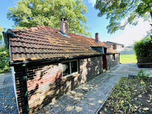 Westansicht und Eingang