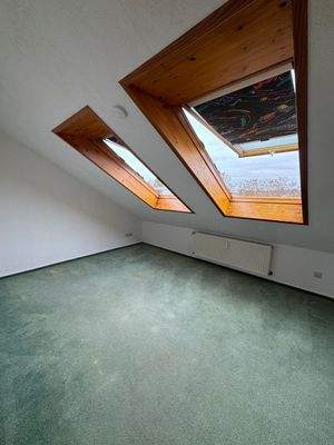 Dachzimmer mit Dachfenstern