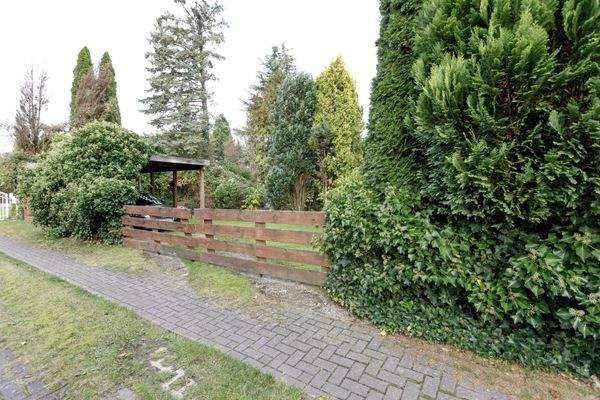 Zufahrt zum Carport (eingetragene Baulast).jpg