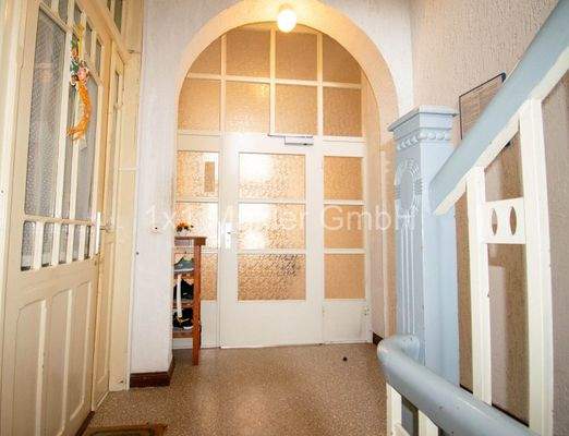 Eingangsbereich mit historischem Bogenfenster