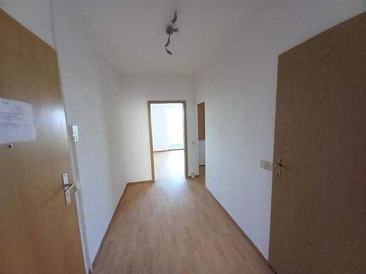 Heller Flur mit Holzboden