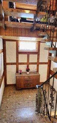 Treppenhaus links Aufgang zu 2 Wohnungen