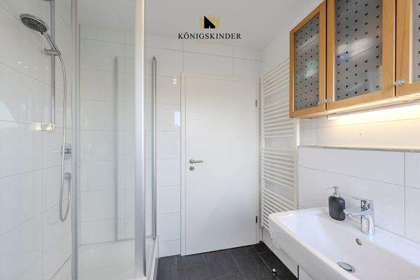 Elegantes Bad mit funktionaler Ausstattung und Wohlfühlatmosphäre.