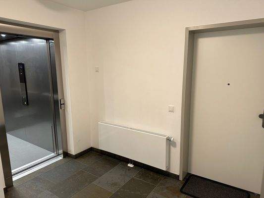 Wohnungseingang - Fahrstuhl