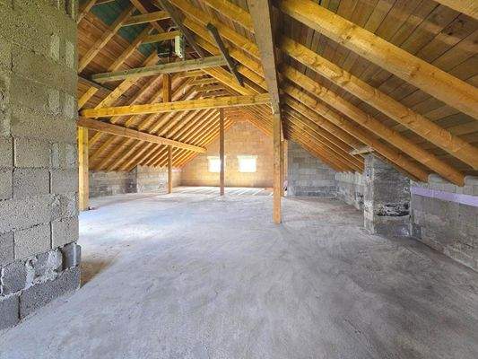 Großes ausbaufähiges Dachgeschoss