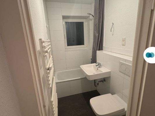 Modernisiertes Wannenbad mit Fenster