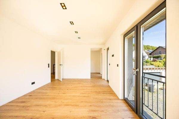 OG: Schlafzimmer mit Zugang Ankleide