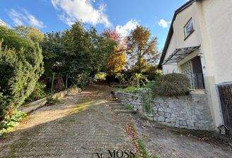 links die Zufahrt, rechts das bestehende EFH