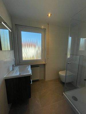 Neue Bäder mit Dusche und Fenster